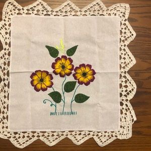 Bonita servilleta bordada a mano
